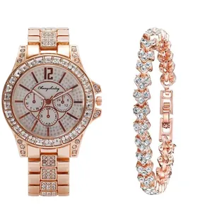Conjunto de reloj de mujer en oro rosa y pulsera de corazones con pedrería en fondo blanco
