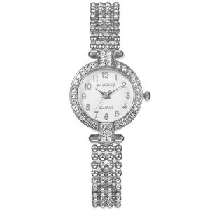 Elegante silberne Quarzuhr für Damen mit Strass-Lünette und Perlen-Metallarmband