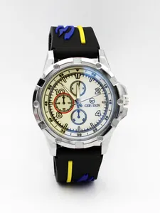 Nahaufnahme der GERIDUN Herren-Sportuhr mit Silbergehäuse und schwarzen Silikonarmband-Details