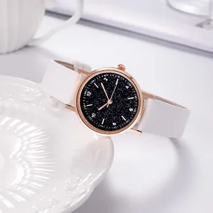 Makro-Detail der roségoldenen Uhr mit Sternenzifferblatt auf elegantem Keramikteller