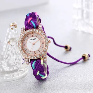 Detail der Amadi-Uhr mit roségoldener Strasslünette und lila geflochtenem Armband