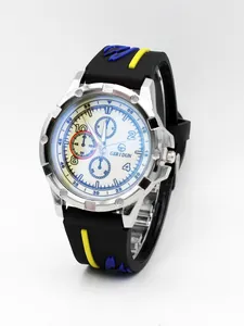Detailansicht der silbernen Sportuhr mit schwarzem Silikonarmband und farbigen Akzenten
