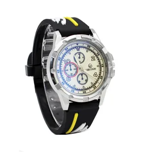 Herren Sportuhr mit silbernem Metallgehäuse und schwarzem Silikonarmband aus einem 45-Grad-Winkel