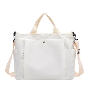 Grand sac cabas en nylon blanc avec poche à bouton pression et bandoulière réglable