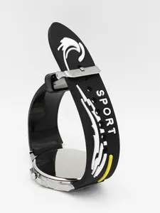 Detailansicht eines schwarzen Silikon-Sportuhrarmbands mit weißem SPORT-Textaufdruck
