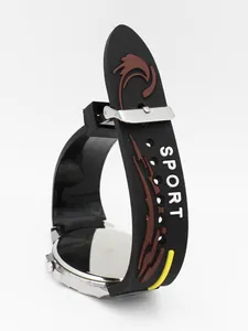 Detail eines schwarzen Silikon-Sportuhrarmbands mit braunen Mustern und Metallschnalle