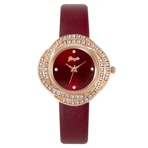 Detailaufnahme von weinrotem Zifferblatt mit Sonnenstrahleffekt und Strass-Lünette