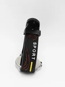 Detail der Sportuhr mit schwarzem Silikonarmband, roten Akzenten und Edelstahl-Rückseite
