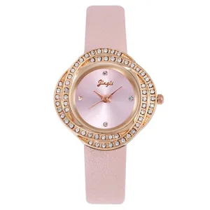 Nahaufnahme von rosa Lederarmband und roségoldener Lünette mit funkelnden Kristallen