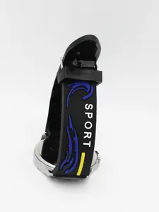 Detail eines schwarzen Silikonarmbands mit blauen Wellenmustern und SPORT-Gravur