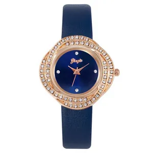 Detailansicht der kristallbesetzten roségoldenen Lünette und des dunkelblauen Lederarmbands