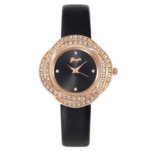 Detailansicht der roségoldenen Uhr mit Strasssteinen und schwarzem Lederarmband