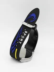 Detailansicht Sportuhr mit schwarzem Silikonarmband, blauem Flammenmuster und SPORT-Logo