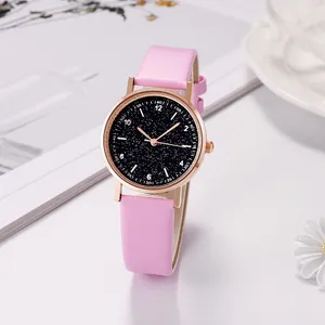 Damen Sternenhimmel Uhr mit rosa Lederarmband und roségoldenem Gehäuse auf Weiß