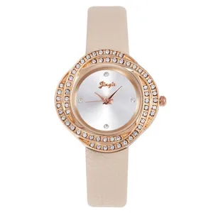 Detailansicht einer roségoldenen Uhr mit Strass-Lünette und beigem Lederarmband