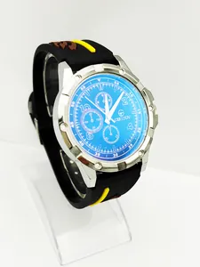 Detail der blauen Sportuhr mit silberner Lünette und schwarzem Silikonarmband auf Halter