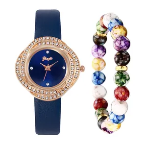 Detail der roségoldenen Strassuhr mit blauem Lederband und bunter Perlenarmkette