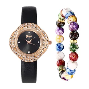 Details einer Roségold-Strasuhr mit schwarzem Lederband und buntem Perlenarmband-Set