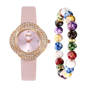 Detailansicht der rosa Lederuhr mit Strass-Zifferblatt und buntem Perlenarmband-Set