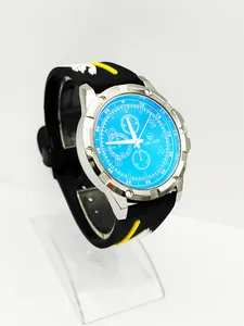 Detailansicht einer Sportuhr mit blauem Zifferblatt und schwarzem Silikonarmband