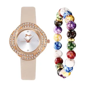 Nahaufnahme der roségoldenen Damen-Strassuhr und des bunten Perlenarmband-Sets