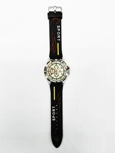 Detail einer Sportuhr mit silbernem Legierungsgehäuse und schwarzem Silikonarmband mit gelben Akzenten