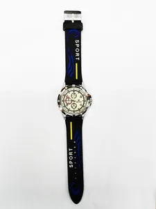 Detail einer Sportuhr mit Silikonarmband, blauen Wellenmustern und Sport-Schriftzug