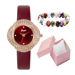 Nahaufnahme einer Damenquarzuhr mit burgunderrotem Lederarmband und Perlenarmband
