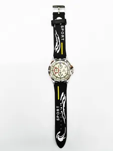 Detail einer Sportquarzuhr mit schwarzem Silikonarmband und silbernem Metallgehäuse