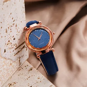 Elegant roségouden horloge met sterrenblauwe wijzerplaat en matte leren band op zijde