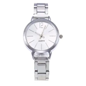 Montre minimaliste en acier argenté avec cadran blanc et mouvement à quartz pour femme