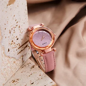Detail van roségouden sterrenhemelhorloge met roze glitter wijzerplaat en gefacetteerd glas
