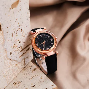 Detail van het roségouden sterrenhemel horloge met Romeinse cijfers op een stenen ondergrond