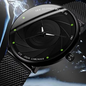 Macro-opname van lichtgevend herenhorloge met sluitertextuur en zwarte mesh-band