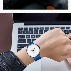 Detailopname herenhorloge met blauwe mesh-band en witte wijzerplaat met wervelpatroon