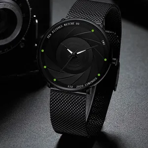 Detail van minimalistisch zwart horloge met spiraalvormige wijzerplaat en lume