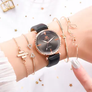 Détail du cadran en verre facetté et de l'ensemble de bracelets en or rose pour femmes