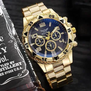 Dettaglio dell'orologio da uomo in acciaio dorato con quadrante blu e cronografo sportivo