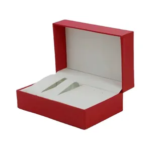 Detalle de caja de regalo de cuero PU rojo con soporte para reloj y ranuras