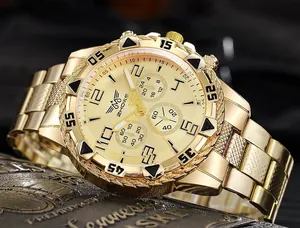 Dettaglio di un orologio cronografo in acciaio inossidabile dorato con tre quadranti piccoli