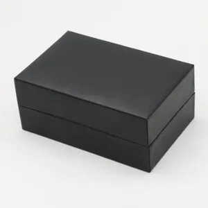 Vista superior de una caja de regalo rectangular negra mate en cuero PU para joyas