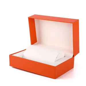 Vista detallada del estuche para joyas de cuero PU naranja con cojín para reloj en blanco