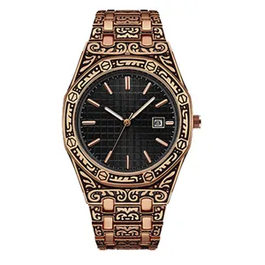 Nahaufnahme einer Vintage-Herrenuhr mit Bronzerelief, achteckiger Lünette und Datum