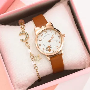 Dettaglio dell'orologio oro rosa con orecchie di gatto e bracciale a tema stellato