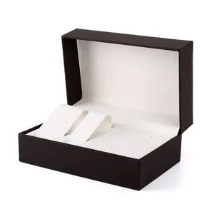 Detalle de caja de reloj en cuero PU marrón oscuro con soportes interiores blancos
