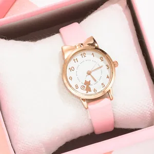 Dettaglio dell'orologio al quarzo gatto rosa con cassa in metallo oro rosa e confezione
