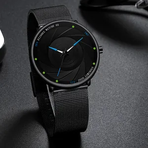 Detail van zwart mesh horloge met creatieve camerasluiter wijzerplaat en lichtgevende markers