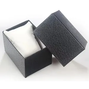 Detalle de caja para reloj en cuero PU negro con grano y cojín interior blanco