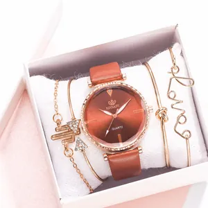 Gros plan du coffret montre RINNADY avec bracelet cuir et bijoux en or rose élégants
