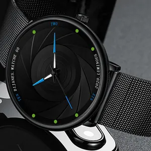 Macro-detail van DIJANES horloge met camerasluiter wijzerplaat en mesh-band